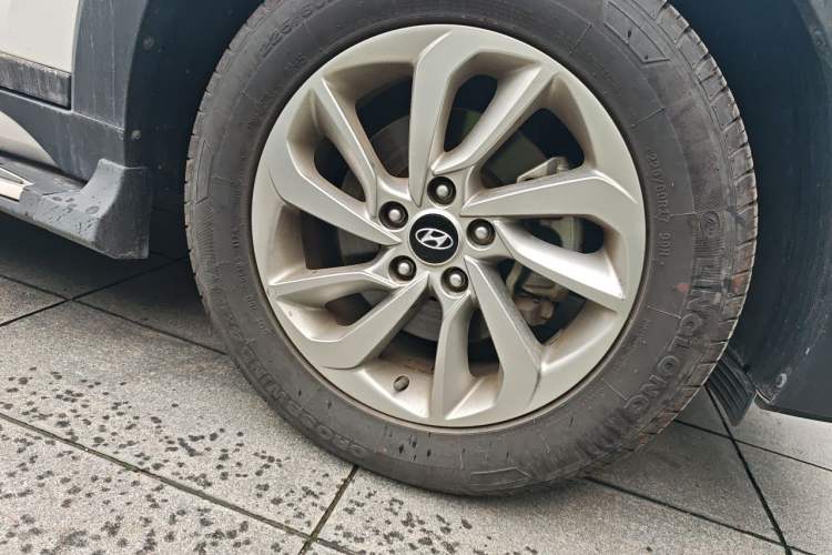 Used Hyundai Tucson 2018 1.6T Dual-Clutch Two-Wheel Drive 15th Anniversary Special Edition Right Front Wheel Hub