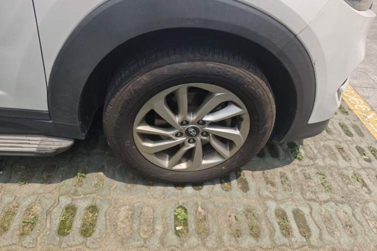Used Hyundai Tucson 2018 1.6T Dual-Clutch Two-Wheel Drive 15th Anniversary Special Edition Right Front Wheel Hub