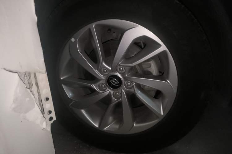 Used Hyundai Tucson 2018 1.6T Dual-Clutch Two-Wheel Drive 15th Anniversary Special Edition Right Front Wheel Hub