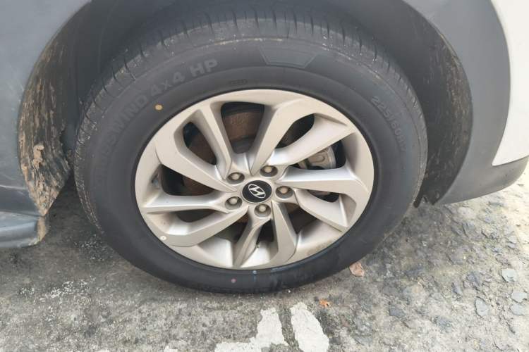 Used Hyundai Tucson 2018 1.6T Dual-Clutch Two-Wheel Drive 15th Anniversary Special Edition Right Front Wheel Hub