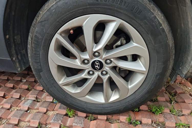 Used Hyundai Tucson 2018 1.6T Dual-Clutch Two-Wheel Drive 15th Anniversary Special Edition Right Front Wheel Hub