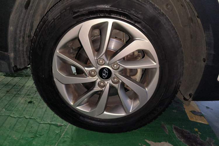 Used Hyundai Tucson 2018 1.6T Dual-Clutch Two-Wheel Drive 15th Anniversary Special Edition Right Front Wheel Hub