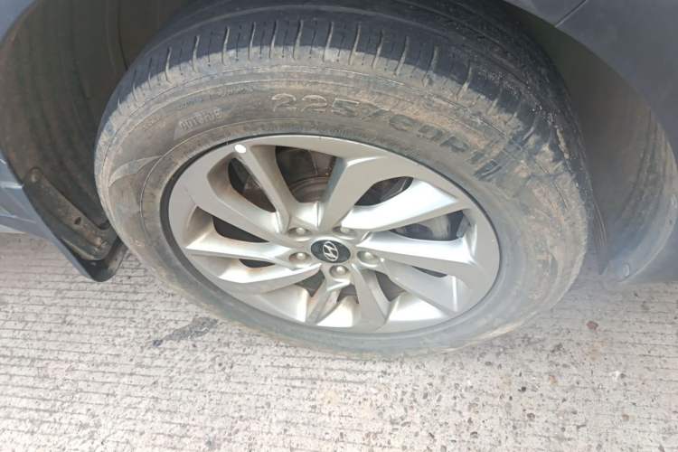 Used Hyundai Tucson 2018 1.6T Dual-Clutch Two-Wheel Drive 15th Anniversary Special Edition Right Front Wheel Hub