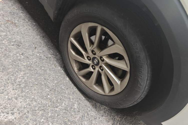 Used Hyundai Tucson 2018 1.6T Dual-Clutch Two-Wheel Drive 15th Anniversary Special Edition Right Front Wheel Hub