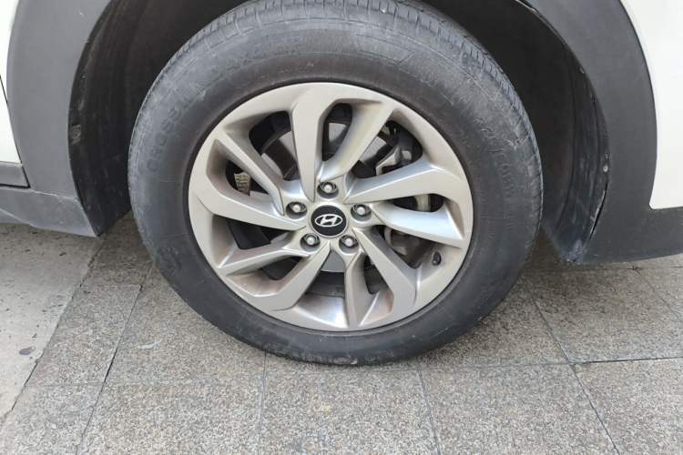Used Hyundai Tucson 2018 1.6T Dual-Clutch Two-Wheel Drive 15th Anniversary Special Edition Right Front Wheel Hub