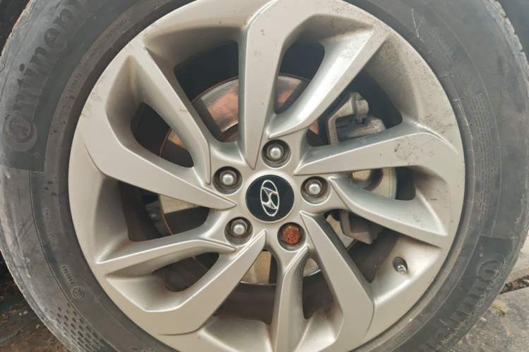 Used Hyundai Tucson 2018 1.6T Dual-Clutch Two-Wheel Drive 15th Anniversary Special Edition Right Front Wheel Hub