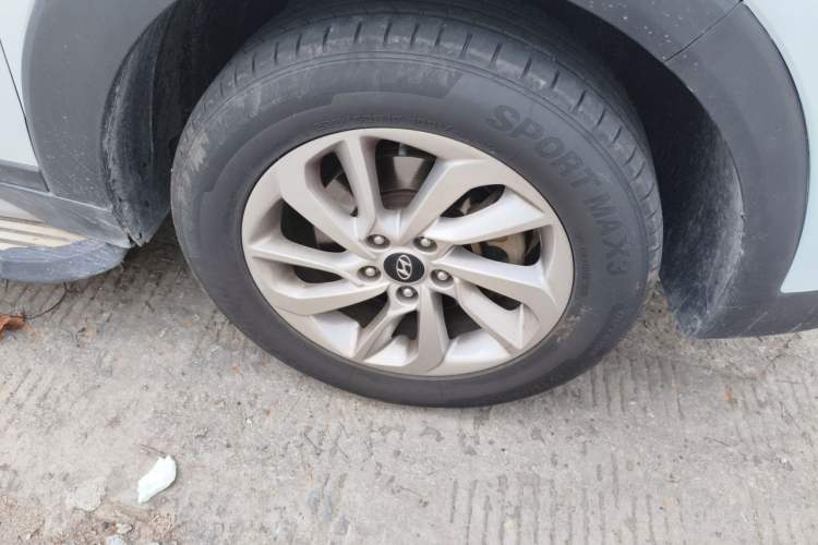 Used Hyundai Tucson 2018 1.6T Dual-Clutch Two-Wheel Drive 15th Anniversary Special Edition Right Front Wheel Hub