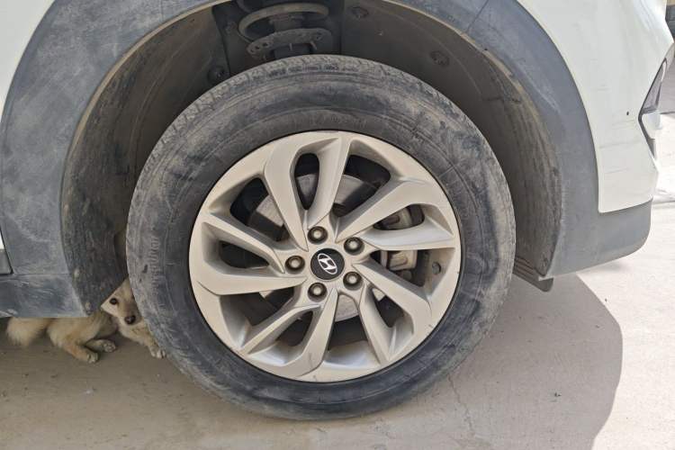 Used Hyundai Tucson 2018 1.6T Dual-Clutch Two-Wheel Drive 15th Anniversary Special Edition Right Front Wheel Hub