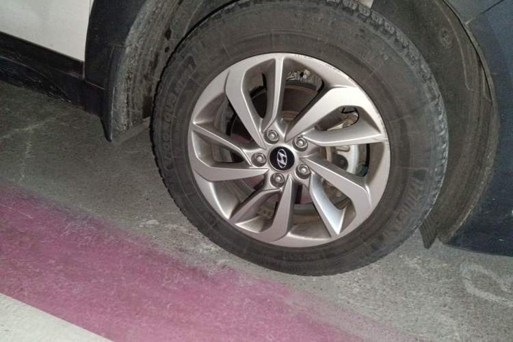 Used Hyundai Tucson 2018 1.6T Dual-Clutch Two-Wheel Drive 15th Anniversary Special Edition Right Front Wheel Hub