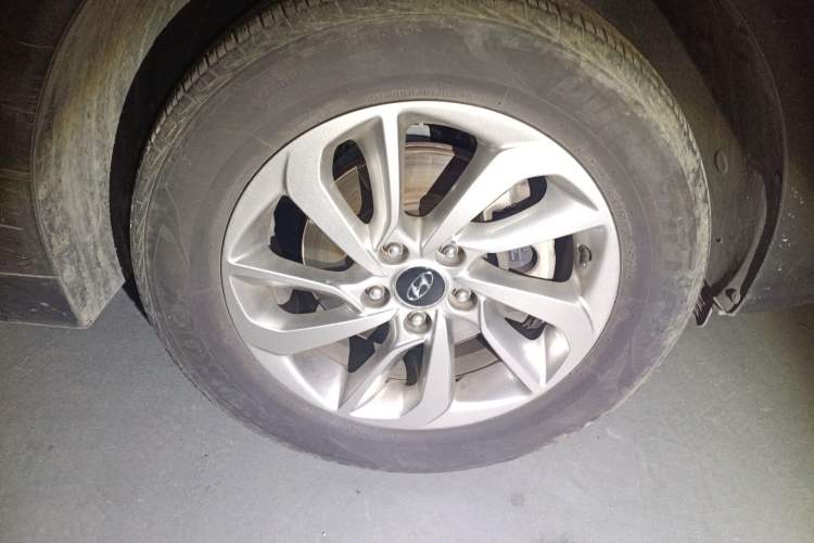 Used Hyundai Tucson 2018 1.6T Dual-Clutch Two-Wheel Drive 15th Anniversary Special Edition Right Front Wheel Hub