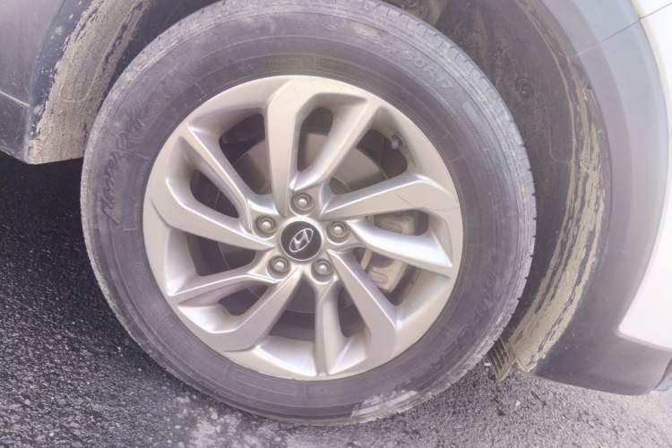 Used Hyundai Tucson 2018 1.6T Dual-Clutch Two-Wheel Drive 15th Anniversary Special Edition Right Front Wheel Hub