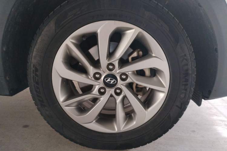 Used Hyundai Tucson 2018 1.6T Dual-Clutch Two-Wheel Drive 15th Anniversary Special Edition Right Front Wheel Hub