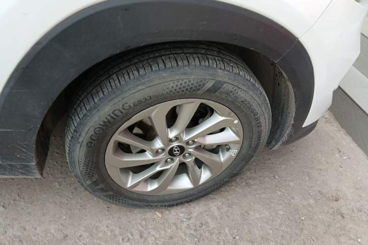 Used Hyundai Tucson 2018 1.6T Dual-Clutch Two-Wheel Drive 15th Anniversary Special Edition Right Front Wheel Hub