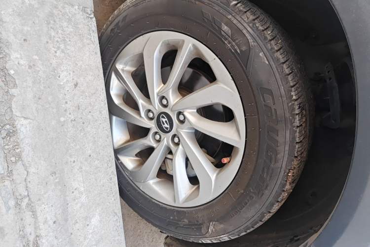 Used Hyundai Tucson 2018 1.6T Dual-Clutch Two-Wheel Drive 15th Anniversary Special Edition Right Front Wheel Hub