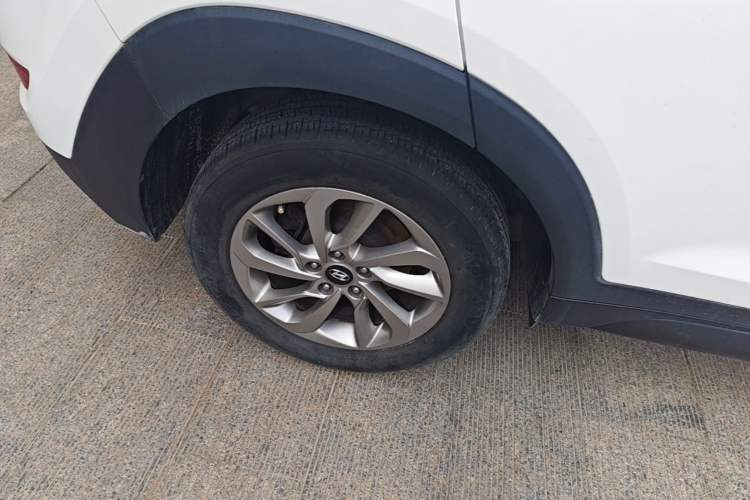 Used Hyundai Tucson 2018 1.6T Dual-Clutch Two-Wheel Drive 15th Anniversary Special Edition Right Rear Wheel Hub
