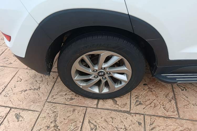 Used Hyundai Tucson 2018 1.6T Dual-Clutch Two-Wheel Drive 15th Anniversary Special Edition Right Rear Wheel Hub
