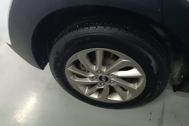 Used Hyundai Tucson 2018 1.6T Dual-Clutch Two-Wheel Drive 15th Anniversary Special Edition Right Rear Wheel Hub