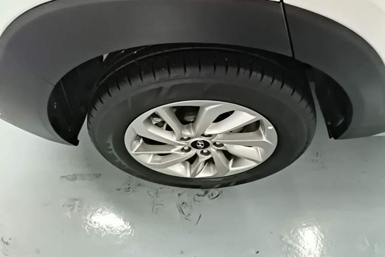 Used Hyundai Tucson 2018 1.6T Dual-Clutch Two-Wheel Drive 15th Anniversary Special Edition Right Rear Wheel Hub