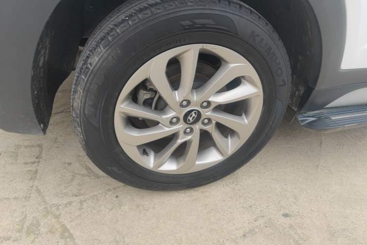 Used Hyundai Tucson 2018 1.6T Dual-Clutch Two-Wheel Drive 15th Anniversary Special Edition Right Rear Wheel Hub