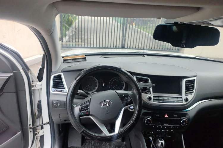 Used Hyundai Tucson 2018 1.6T Dual-Clutch Two-Wheel Drive 15th Anniversary Special Edition Steering Wheel
