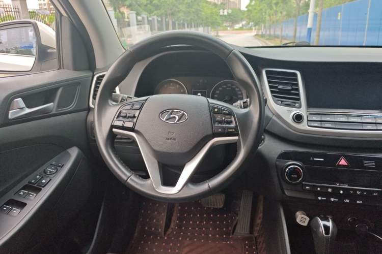 Used Hyundai Tucson 2018 1.6T Dual-Clutch Two-Wheel Drive 15th Anniversary Special Edition Steering Wheel