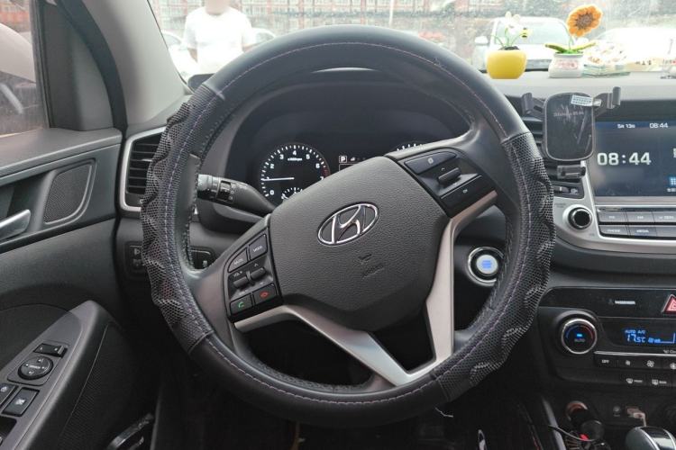Used Hyundai Tucson 2018 1.6T Dual-Clutch Two-Wheel Drive 15th Anniversary Special Edition Steering Wheel