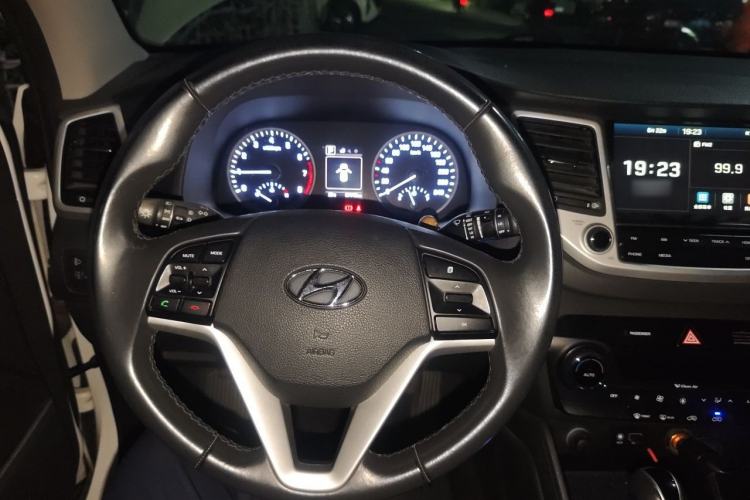 Used Hyundai Tucson 2018 1.6T Dual-Clutch Two-Wheel Drive 15th Anniversary Special Edition Steering Wheel