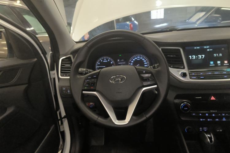 Used Hyundai Tucson 2018 1.6T Dual-Clutch Two-Wheel Drive 15th Anniversary Special Edition Steering Wheel