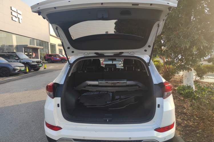 Used Hyundai Tucson 2018 1.6T Dual-Clutch Two-Wheel Drive 15th Anniversary Special Edition Trunk