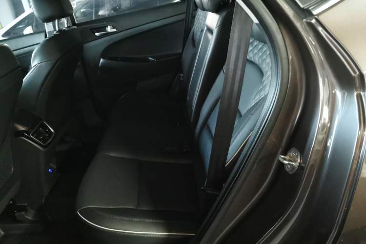 Used Hyundai Tucson 2019 280TGDi Dual-Clutch Two-Wheel Drive Smart Connect Version China V Standard Left Rear Seat