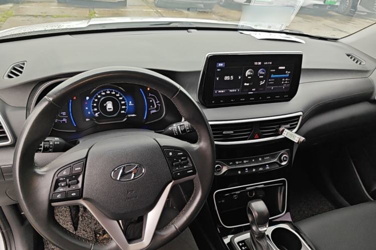 Used Hyundai Tucson 2019 280TGDi Dual-Clutch Two-Wheel Drive Fashion Edition China VI Standard Center Console