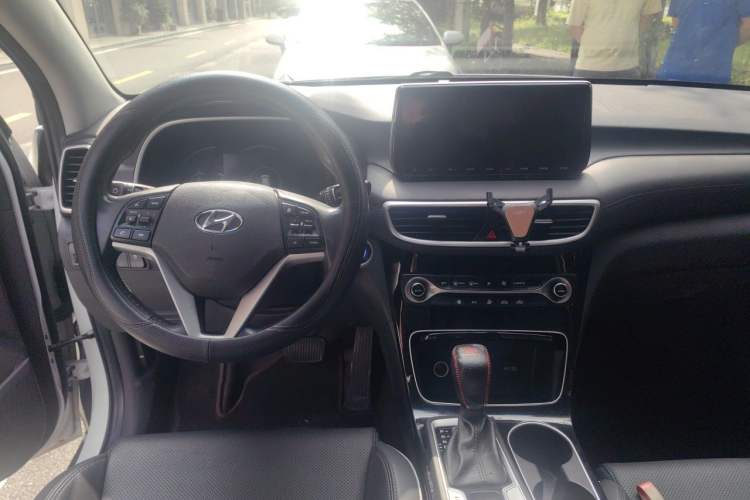 Used Hyundai Tucson 2019 280TGDi Dual-Clutch Two-Wheel Drive Fashion Edition China V Standard Center Console