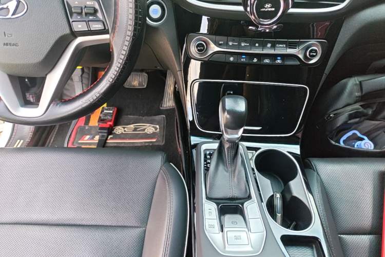 Used Hyundai Tucson 2019 280TGDi Dual-Clutch Two-Wheel Drive Fashion Edition China VI Standard Gear Lever