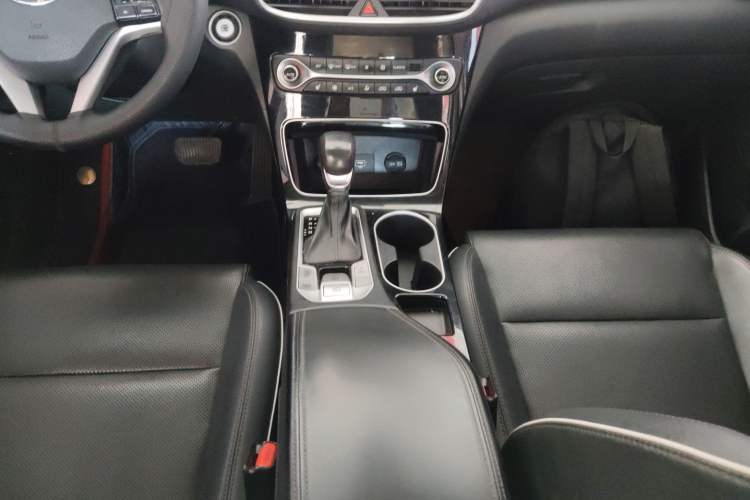 Used Hyundai Tucson 2019 280TGDi Dual-Clutch Two-Wheel Drive Smart Connect Version China VI Gear Lever