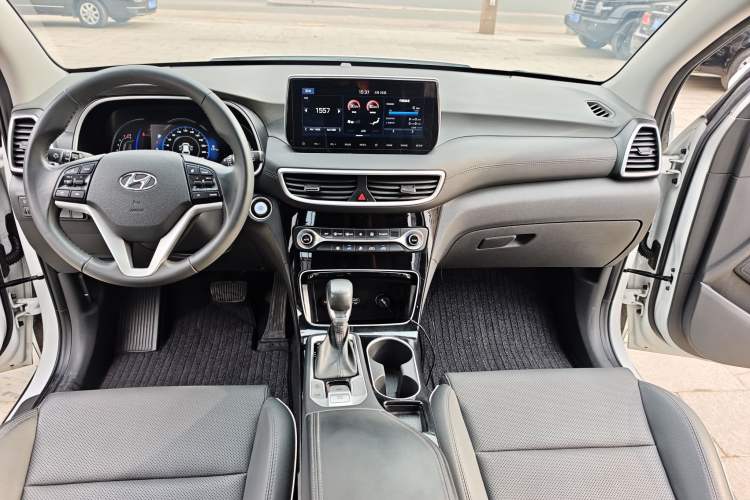 Used Hyundai Tucson 2019 280TGDi Dual-Clutch Two-Wheel Drive Fashion Edition China VI Standard Interior 2