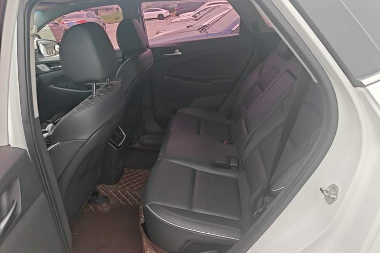 Used Hyundai Tucson 2019 280TGDi Dual-Clutch Two-Wheel Drive Smart Connect Version China V Standard Left Rear Seat
