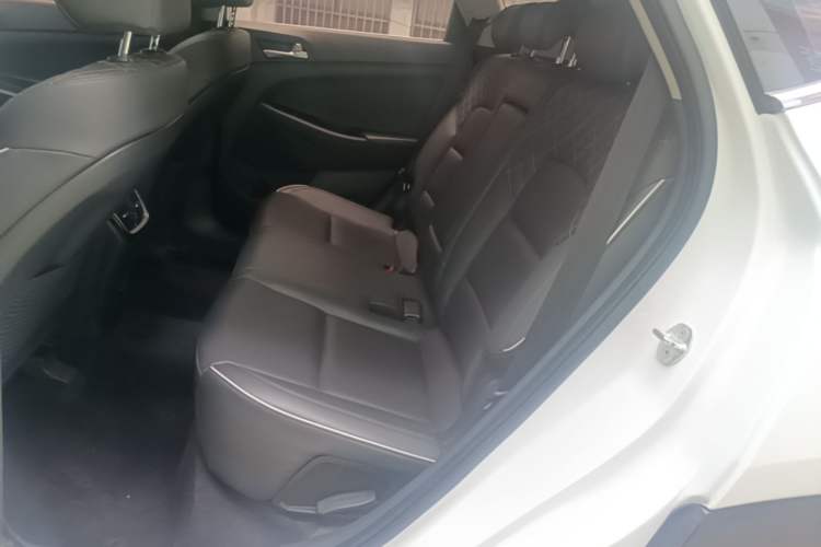Used Hyundai Tucson 2019 280TGDi Dual-Clutch Two-Wheel Drive Smart Connect Version China V Standard Left Rear Seat