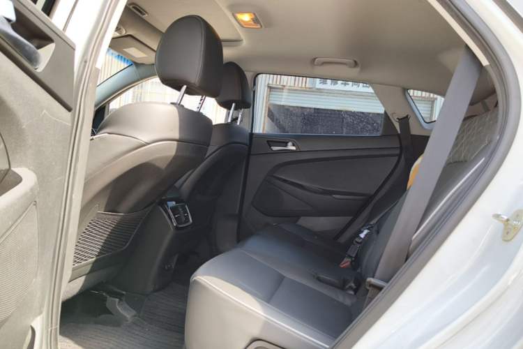 Used Hyundai Tucson 2019 280TGDi Dual-Clutch Two-Wheel Drive Smart Connect Version China V Standard Left Rear Seat