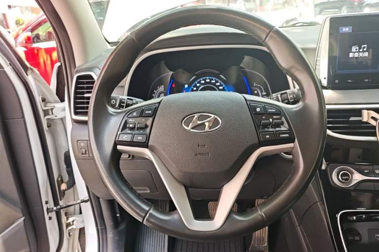 Used Hyundai Tucson 2019 280TGDi Dual-Clutch Two-Wheel Drive Fashion Edition China VI Standard Steering Wheel