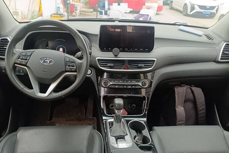 Used Hyundai Tucson 2020 280TGDi Two-Wheel-Drive GLS Fashion Edition China VI Standard Center Console