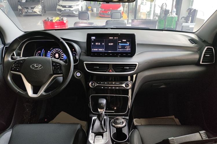 Used Hyundai Tucson 2020 280TGDi Two-Wheel-Drive GLS Fashion Edition China VI Standard Center Console