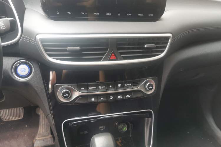 Used Hyundai Tucson 2020 280TGDi Two-Wheel-Drive GL Comfort Edition China VI Standard Audio And AC Panel