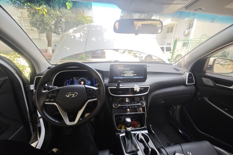 Used Hyundai Tucson 2020 280TGDi Two-Wheel-Drive GLS Fashion Edition China VI Standard Center Console