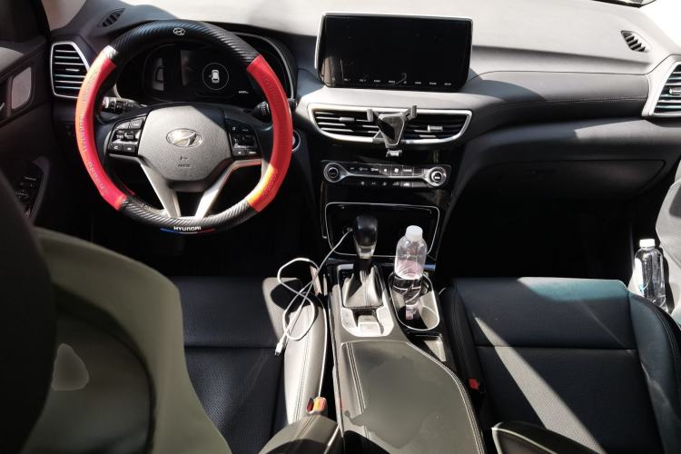 Used Hyundai Tucson 2020 280TGDi Two-Wheel-Drive GL Comfort Edition China VI Standard Center Console