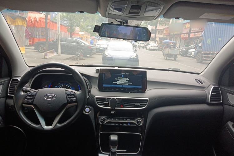 Used Hyundai Tucson 2020 280TGDi Two-Wheel-Drive GLS Fashion Edition China VI Standard Center Console