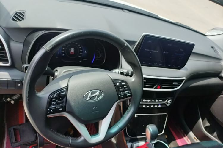 Used Hyundai Tucson 2020 280TGDi Two-Wheel-Drive GLS Fashion Edition China VI Standard Center Console