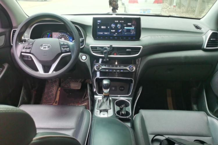 Used Hyundai Tucson 2020 280TGDi Two-Wheel-Drive GLS Fashion Edition China VI Standard Center Console