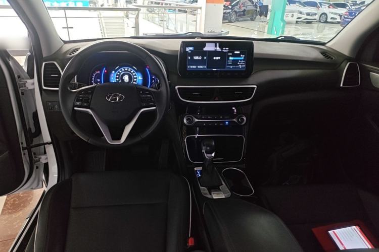 Used Hyundai Tucson 2020 280TGDi Two-Wheel-Drive GLS Fashion Edition China VI Standard Center Console