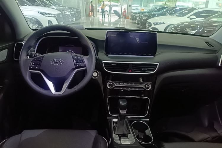 Used Hyundai Tucson 2020 280TGDi Two-Wheel-Drive GLS Fashion Edition China VI Standard Center Console