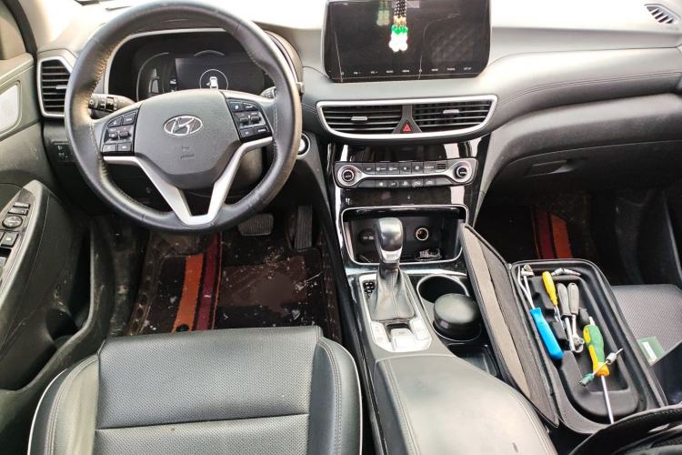 Used Hyundai Tucson 2020 280TGDi Two-Wheel-Drive GLS Fashion Edition China VI Standard Center Console